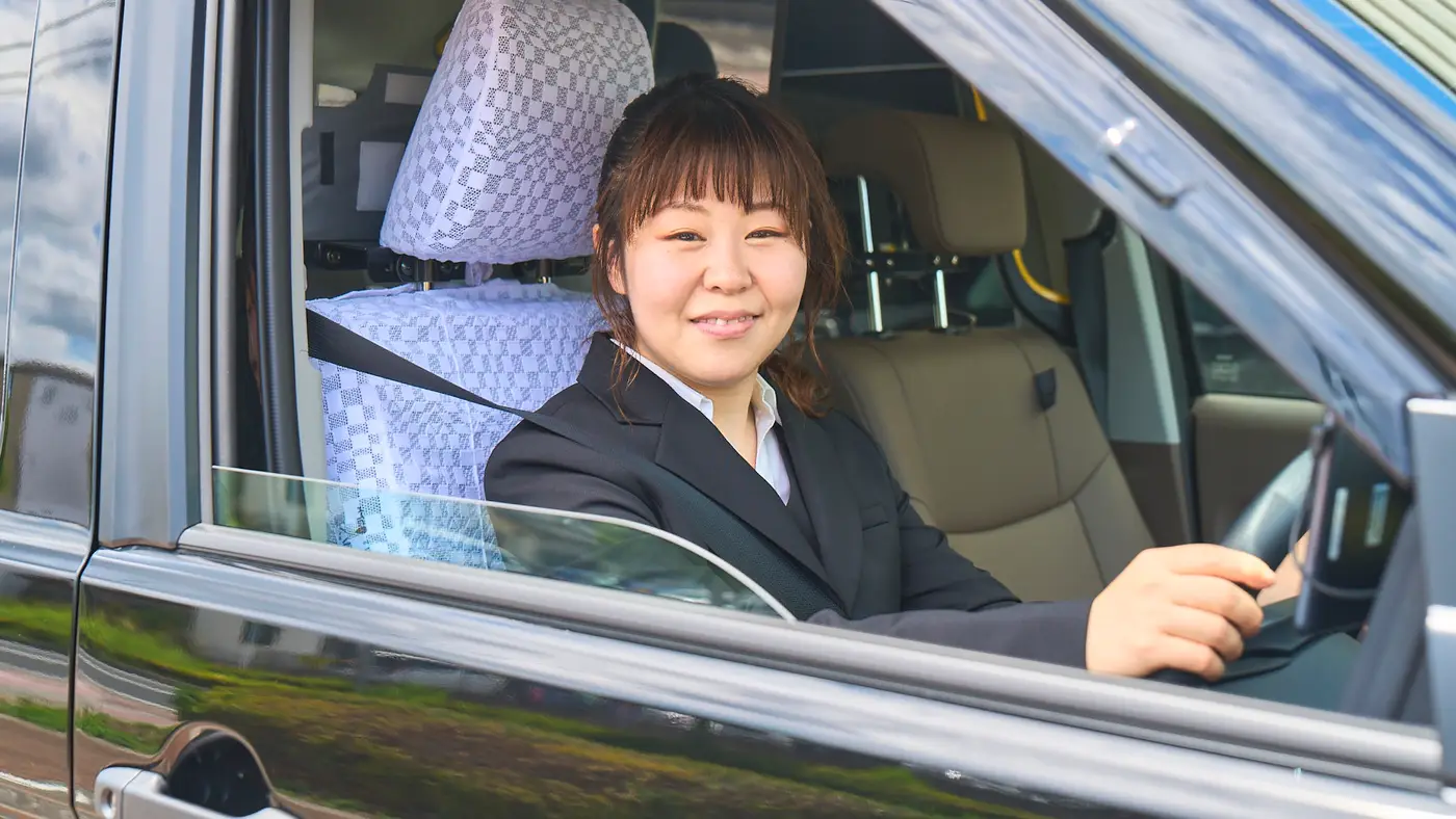 浦和自動車のタクシーに乗務するドライバー